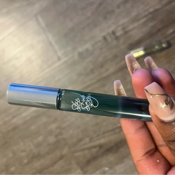 Roll on perf.umes - Picture 3 of 3